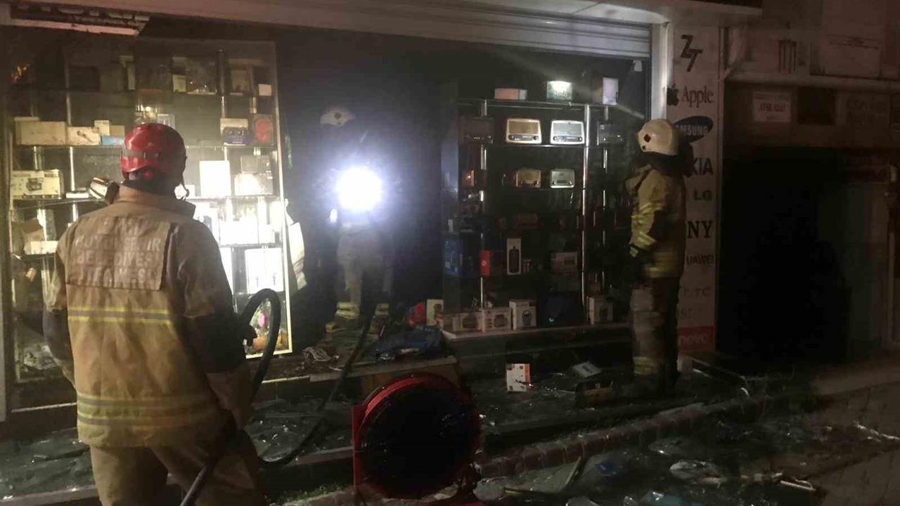 İzmir Aliağa'da Cep Telefonu Aksesuar Mağazasında Yangın Çıktı