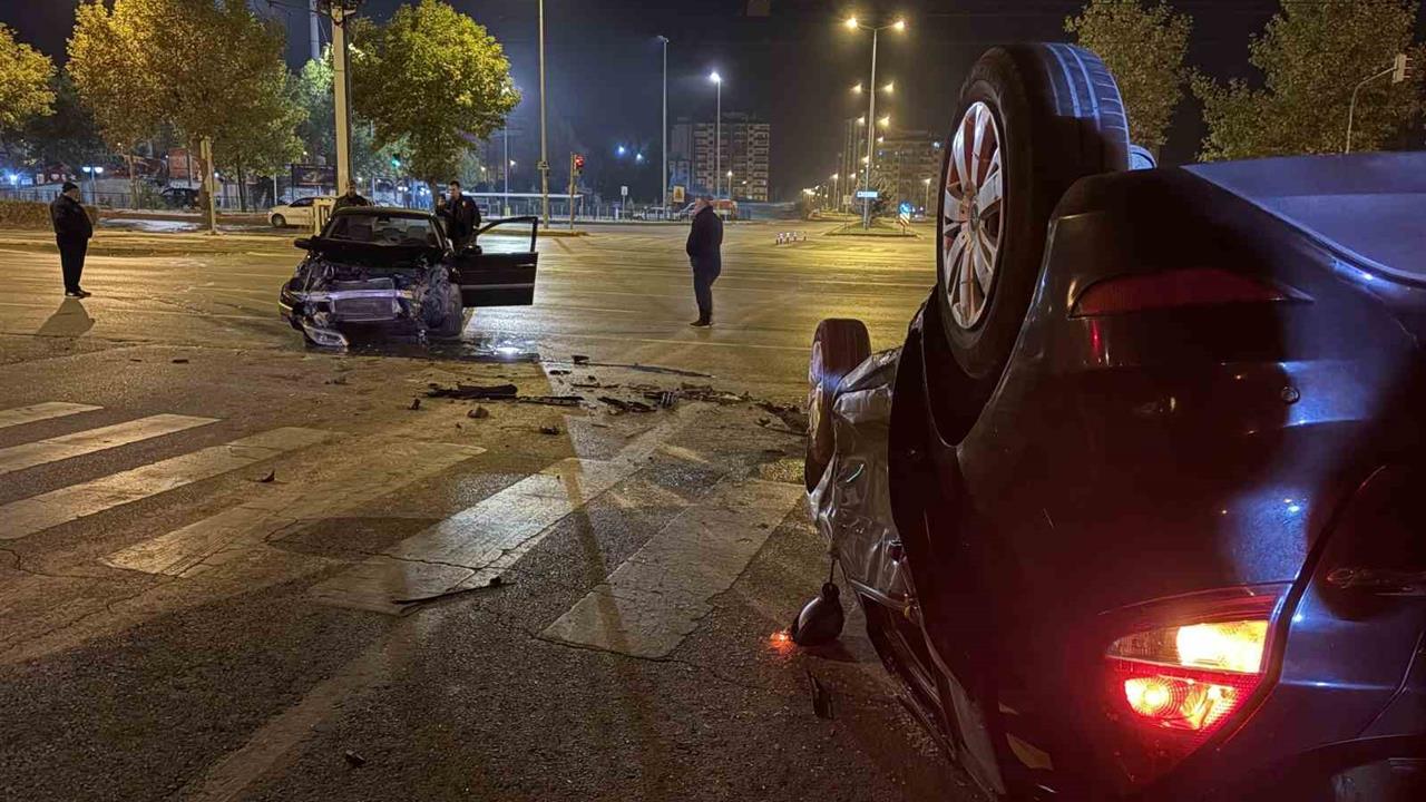 Kayseri Melikgazi'de Kavşakta İki Otomobilin Karıştığı Kazada 2 Kişi Yaralandı