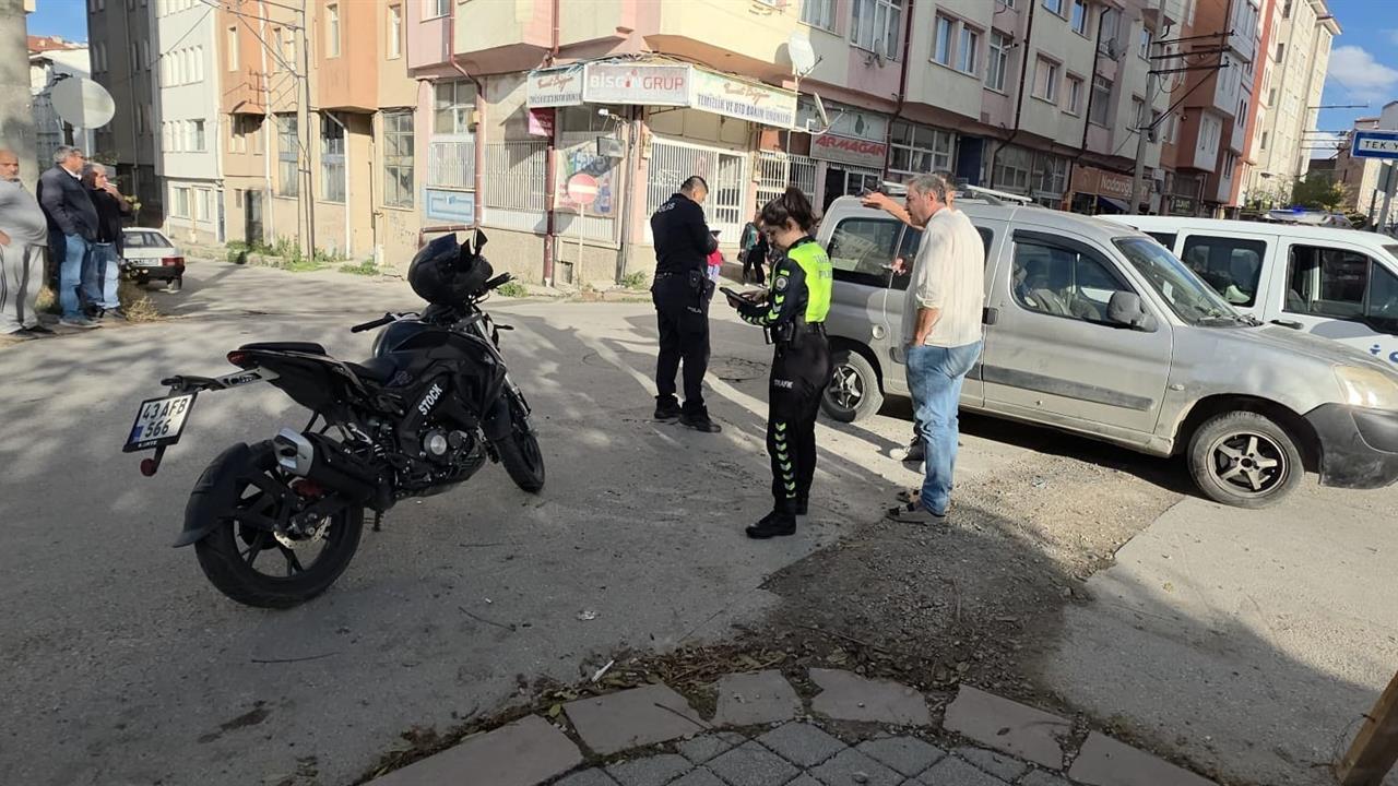 Kütahya Merkez'de Hafif Ticari Araç ve Motosiklet Çarpıştı, 1 Yaralı