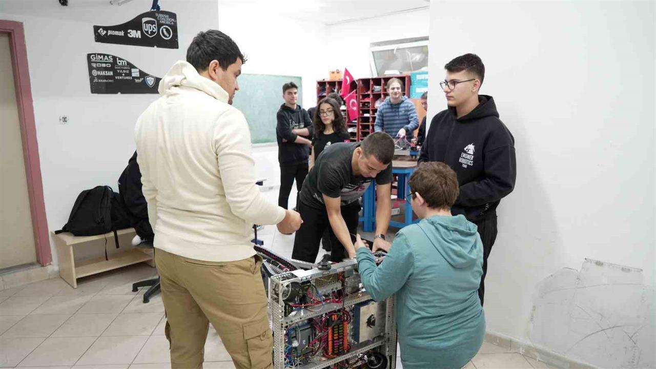 İstanbul'daki Robotik Takım Dünya Şampiyonası'nda Ödüller Kazandı