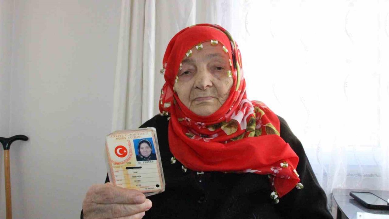 Trabzon Hayrat'ta 102 Yaşındaki Meryem Koç, Yeni Kimliğine Kavuştu