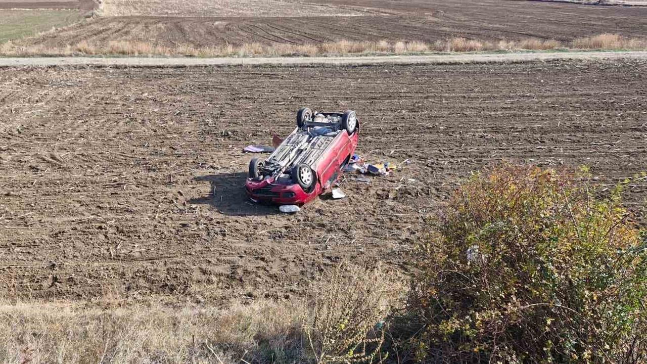 Çorum Alaca'da Otomobilin Tarlaya Devrilmesi Sonucu 1 Kişi Yaralandı