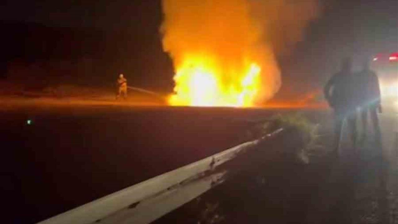 Hatay Altınözü'nde Alev Alan Otomobil Kullanılamaz Hale Geldi