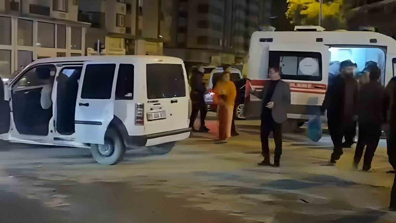 Van İpekyolu'nda Minibüs ve Kamyonet Çarpıştı: 3 Yaralı