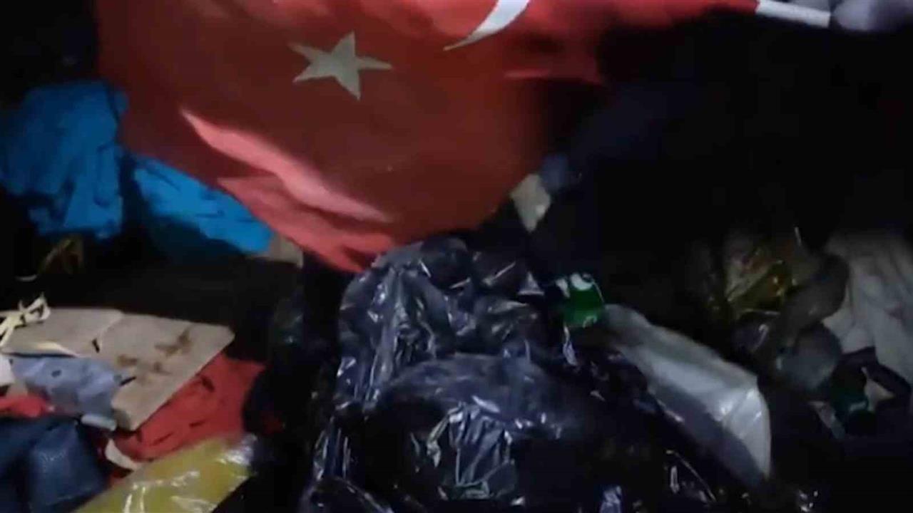 Bursa'da Çöpten Bulunan Türk Bayrağı, Arkadaşlar Tarafından Araçlarına Asıldı