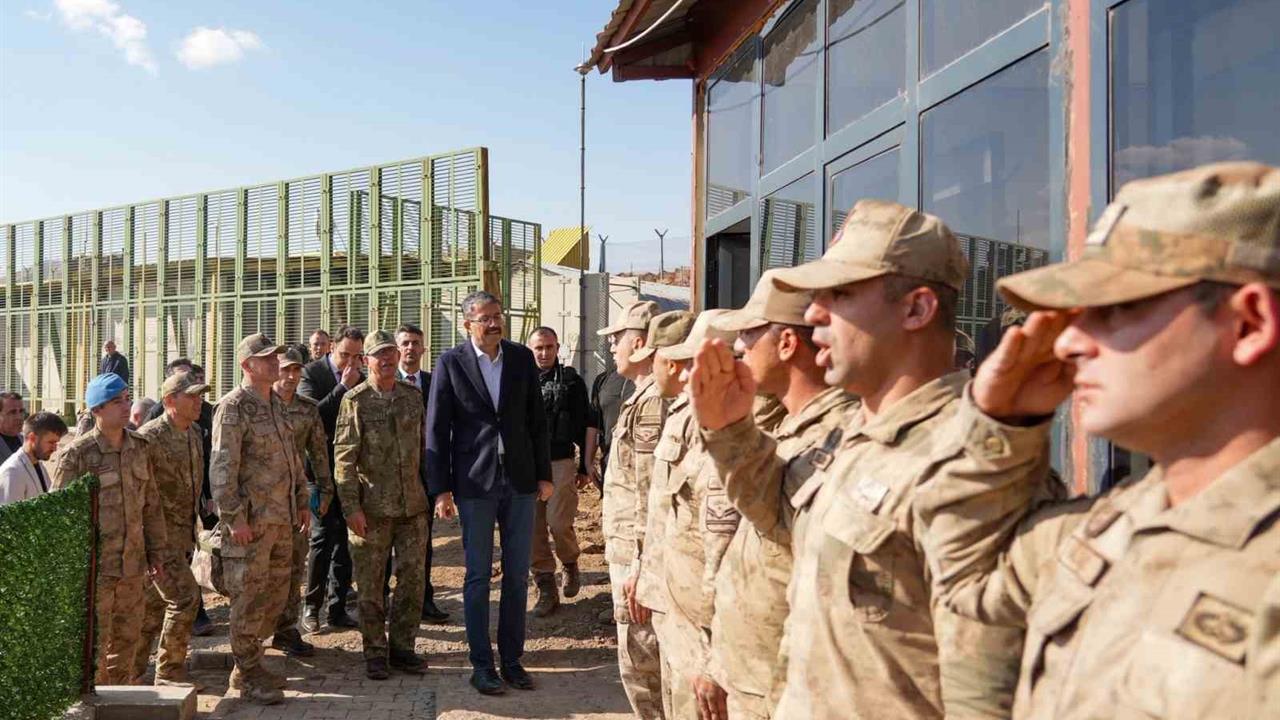 Hakkari'de 2. Ordu Komutanı Korgeneral Topaloğlu, Üs Bölgelerini Ziyaret Etti