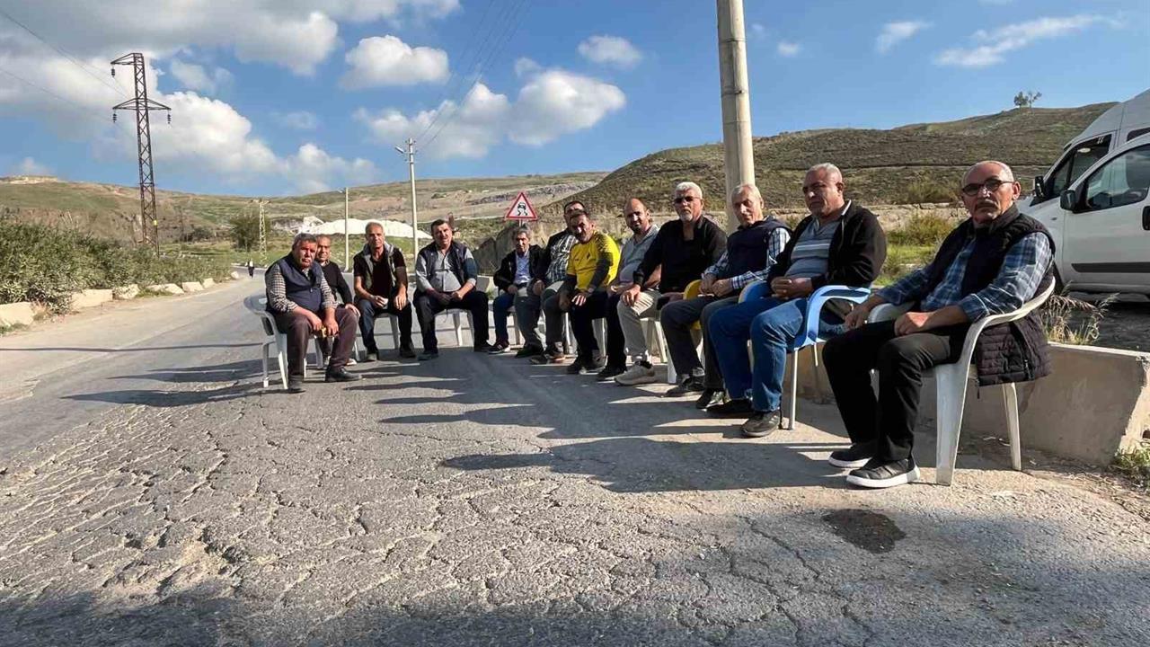 İzmir Çiğli'deki Harmandalı Mahallesi'nde Katı Atık Bertaraf Tesisi için Nöbet Tutuluyor