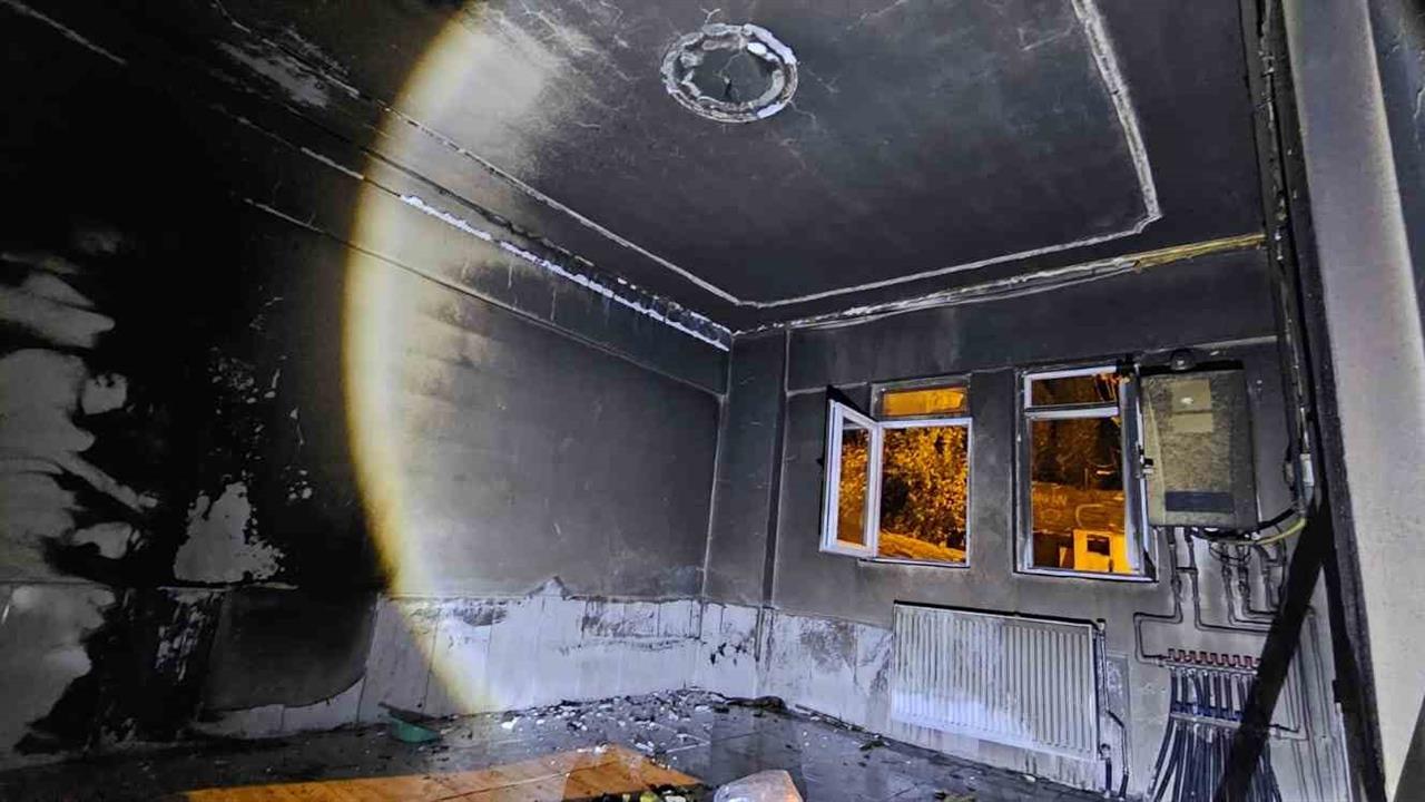 Hakkari Merkez'de Büyüyen Yangında 4 Kişilik Aile Evsiz Kaldı