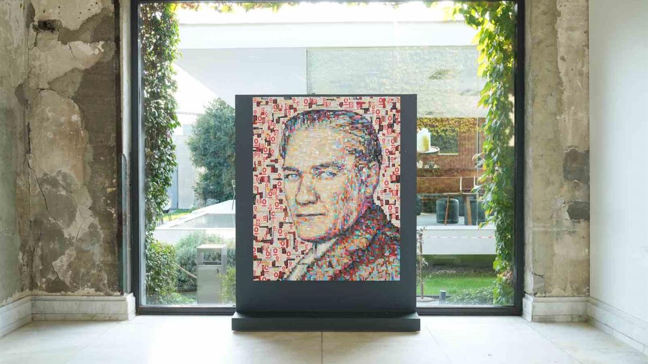 İstanbul'da Deniz Sağdıç'ın Espressolab Malzemeleriyle Yaptığı Atatürk Portresi Sergileniyor