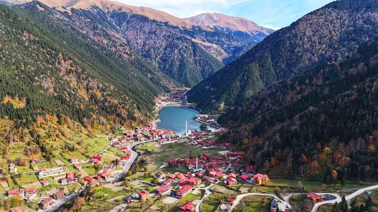 Trabzon Uzungöl, Sonbaharda Doğanın Göz Kamaştıran Renklerini Sunuyor