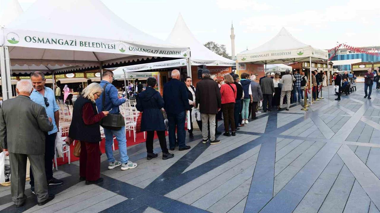 Bursa Osmangazi'de Düzenlenen Kitap Fuarı, 8. Gününde Kitapseverlerle Dolu Doluydu