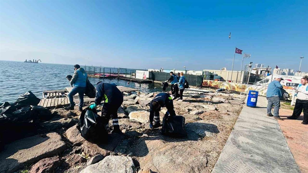 İzmir Karşıyaka Kıyılarında 300 Kilogram Atık Toplandı