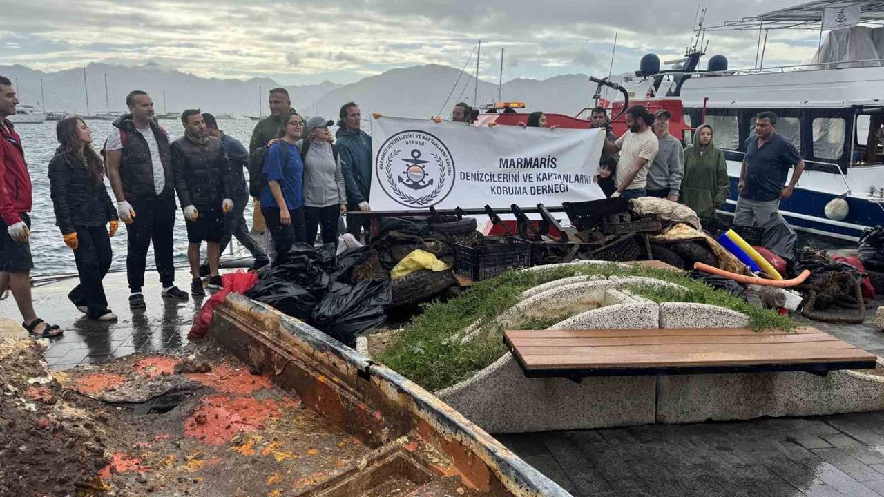 Marmaris'te Yapılan Deniz Dibi Temizliğinde Dikkat Çeken Atıklar Ortaya Çıktı