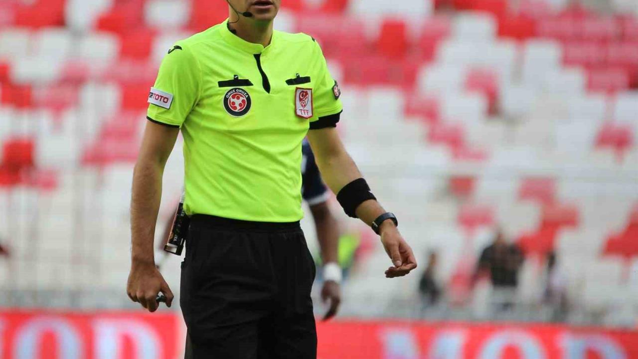 Kocaeli Stadyumu'nda Kocaelispor-Galatasaray Maçının VAR'ı Ali Şansalan Oldu