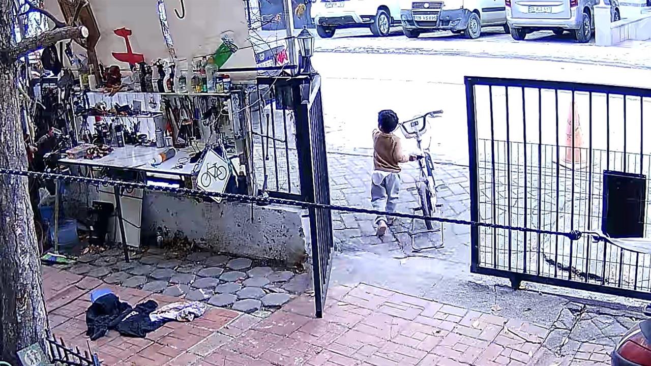 Eskişehir Odunpazarı'nda Güvenlik Kamerasına Yansıyan Bisiklet Hırsızlığı Olayında Çocuklar Üzüntü Yarattı