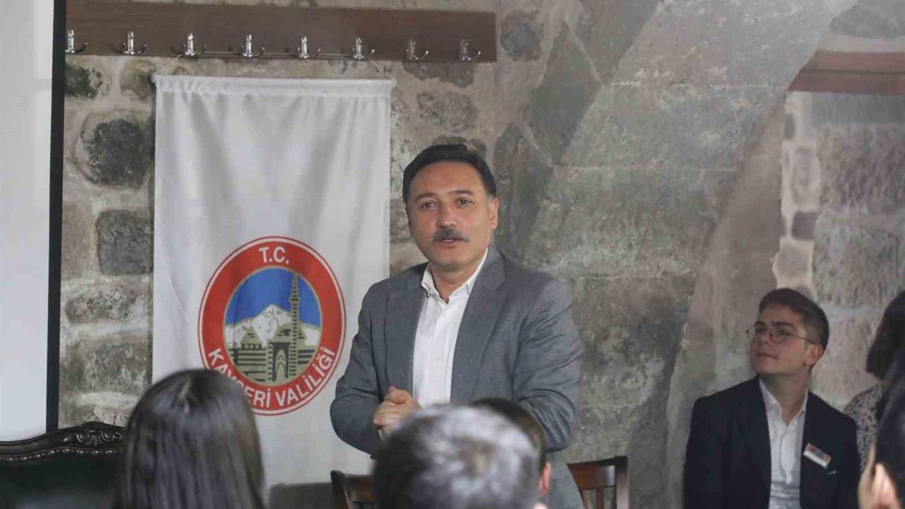 Kayseri Melikgazi'de Vali Çiçek, Öğrencilerle Tecrübelerini Paylaştı