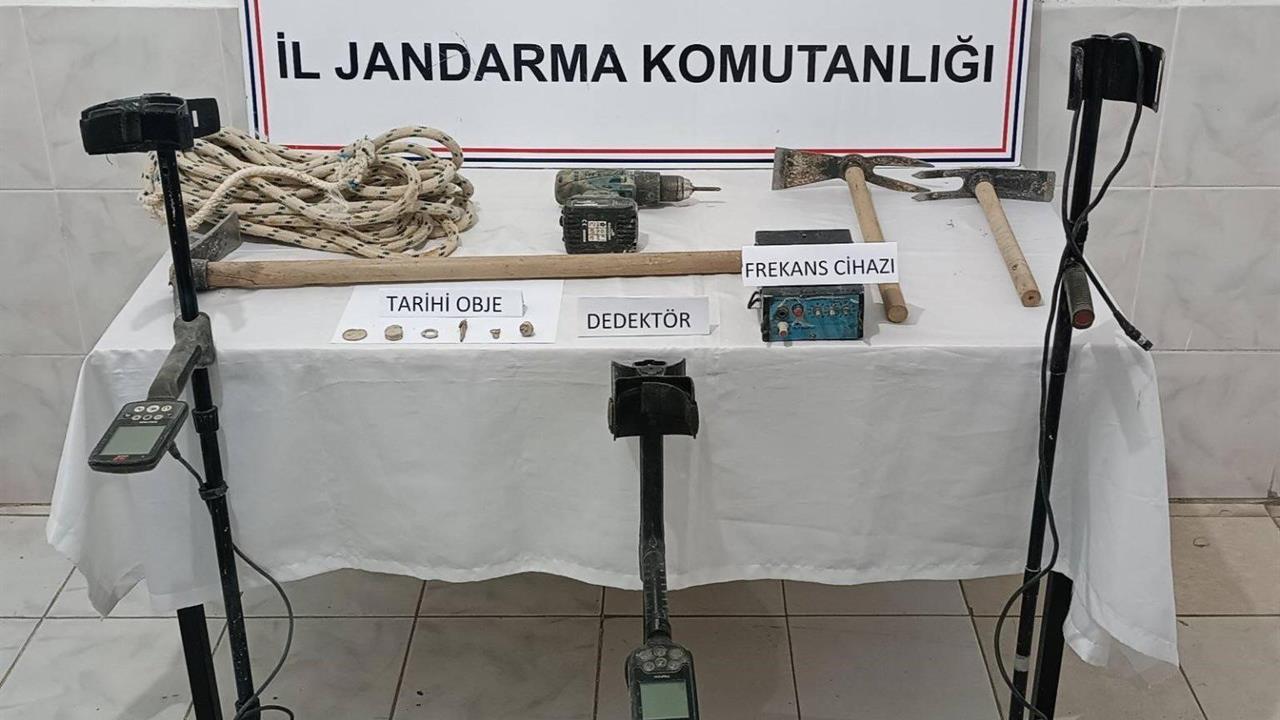 Uşak Karahallı'da Jandarma, İzinsiz Kazı Yapan 3 Şüpheliyi Yakaladı