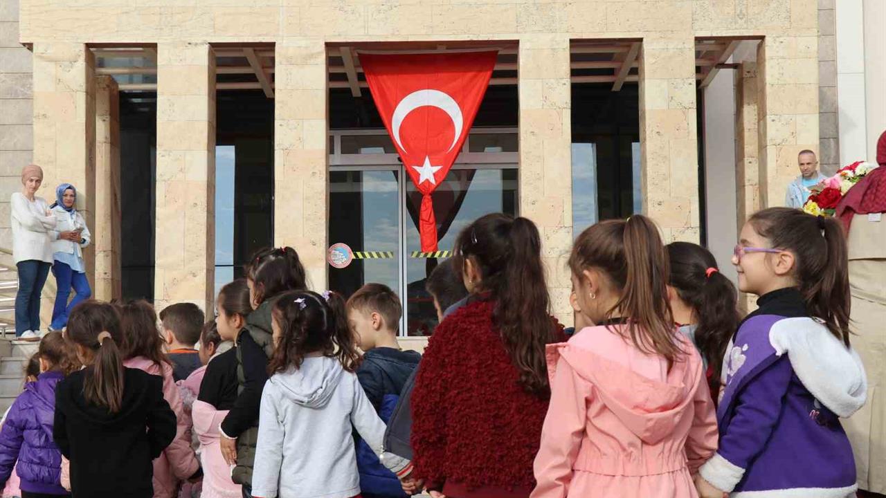 Denizli Merkezefendi'de Öğrenciler Sembolik Anıtkabir Yaptı