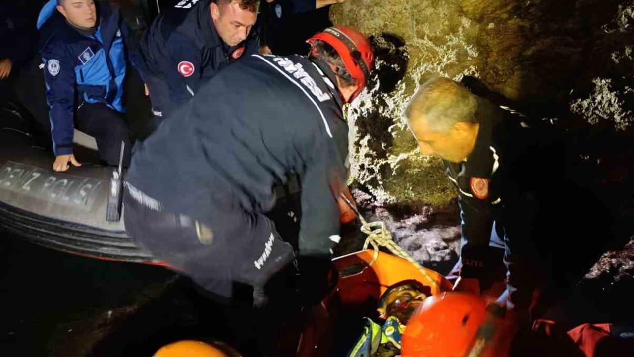 Antalya Muratpaşa'da Falezlerden Düşen Bir Kişi AFAD ve İtfaiye Tarafından Kurtarıldı