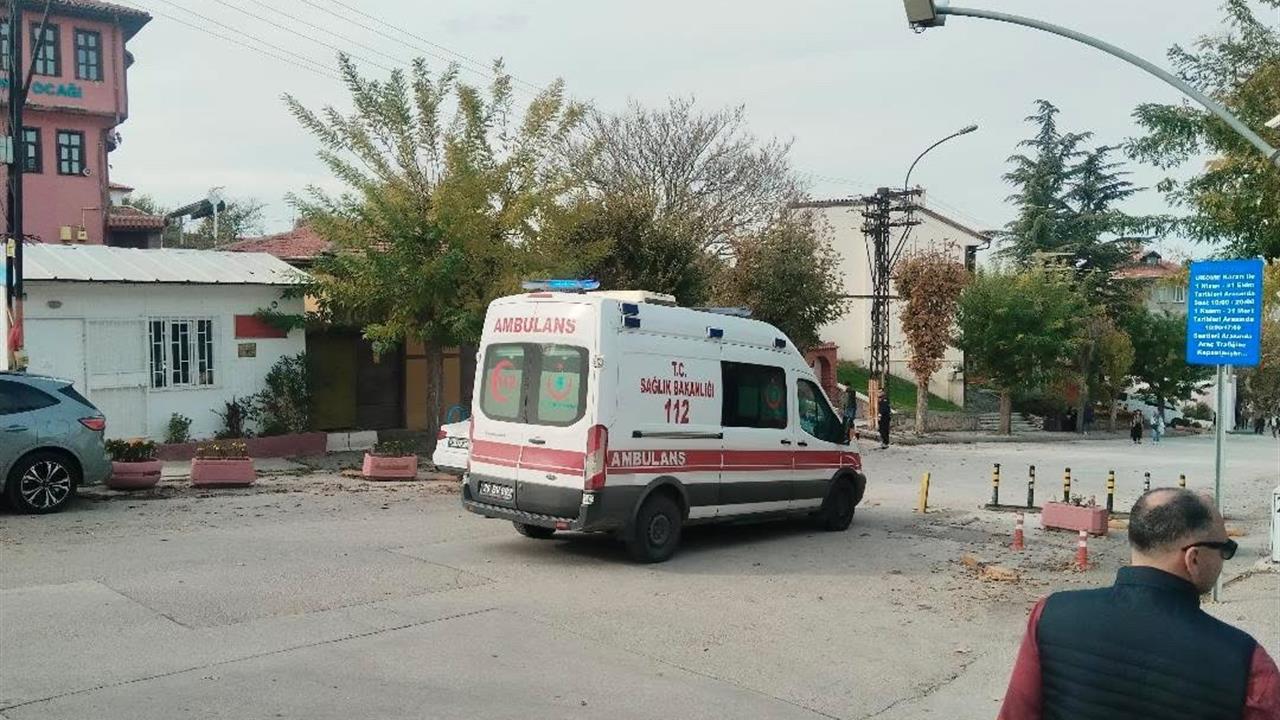 Eskişehir Odunpazarı'nda Ambulans Demir Dubalar Nedeniyle Giremedi