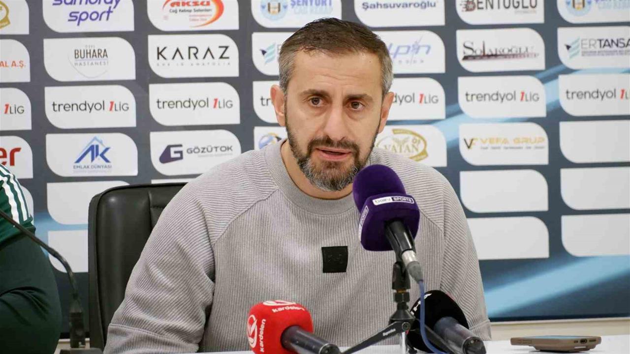 Erzurumspor FK Teknik Direktörü Serkan Özbalta, İlk 7'de Olma Hedefini Açıkladı