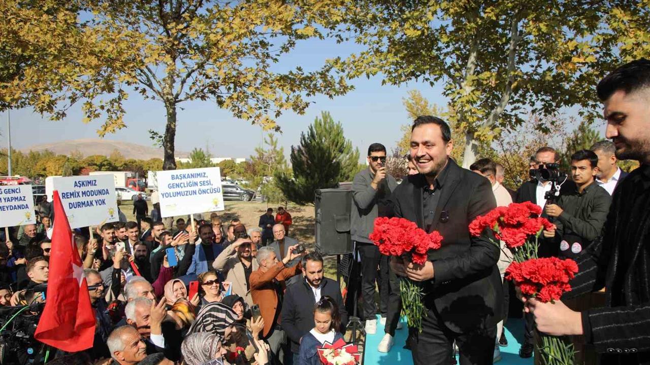 Elazığ'da AK Parti İl Başkanı İbrahim Selmanoğlu, yeni hizmet döneminin başladığını duyurdu.