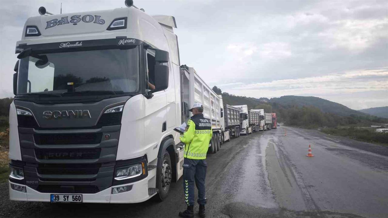 Zonguldak Alaplı'da Jandarma, Araçlarda Branda Kontrolü Gerçekleştirdi