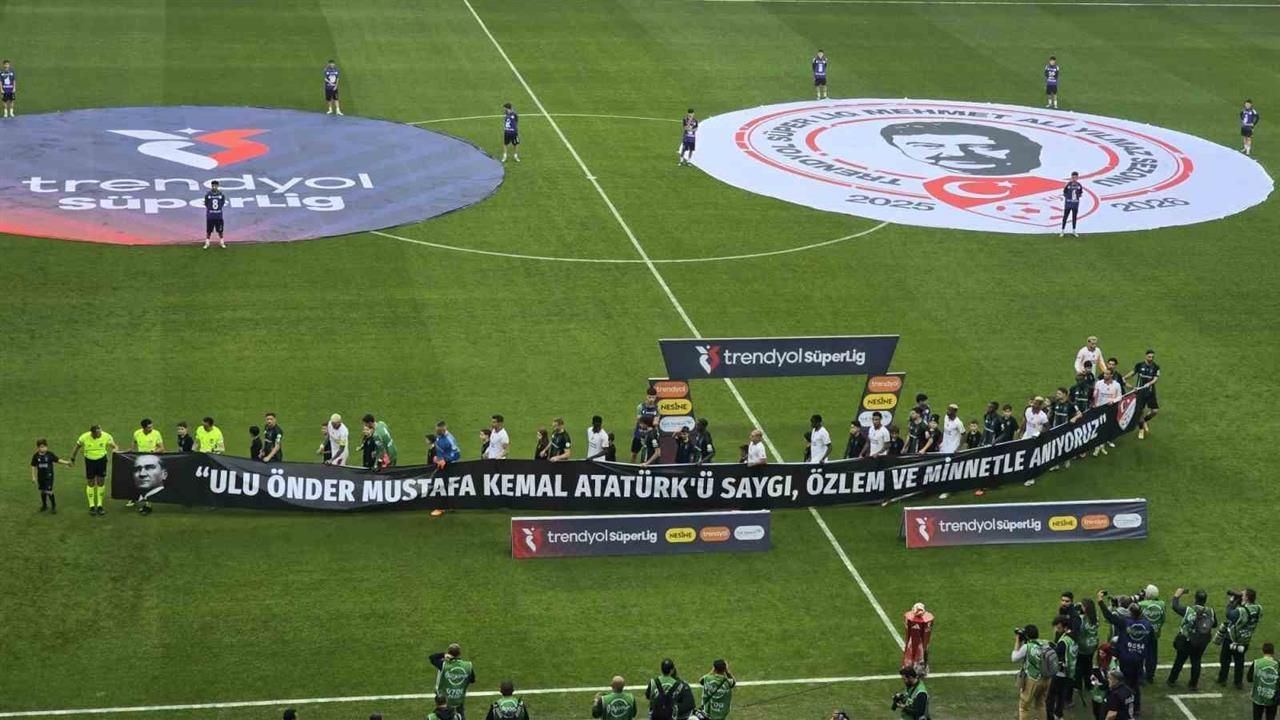Kocaeli Stadyumu'nda Kocaelispor ve Galatasaray Futbolcuları 10 Kasım Pankartıyla Sahaya Çıktı