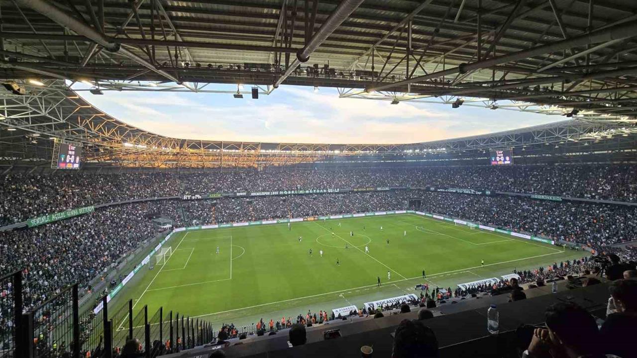 Kocaeli Stadyumu'nda Kocaelispor ve Galatasaray Maçında 31 Bin Taraftar Yer Aldı