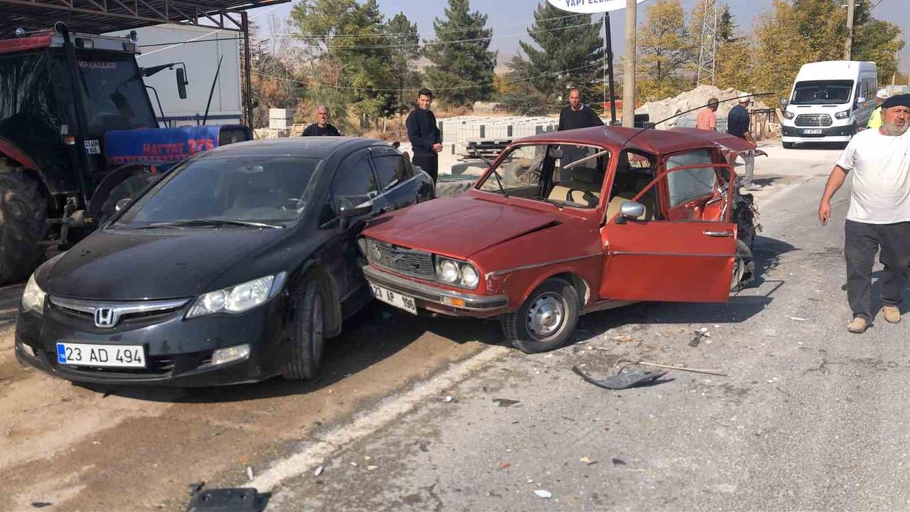 Elazığ'da İki Otomobilin Çarpışması Sonucu 1 Kişi Hayatını Kaybetti