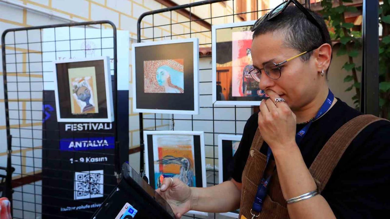 Antalya'da İranlı Ressam Mahrokh Fouladian, 150 Eserinin Kaybolduğu İddiasıyla Polise Başvurdu