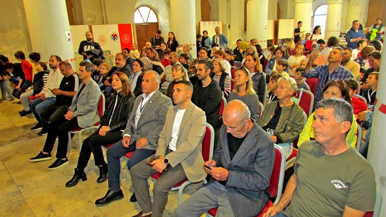 Çeşme'de Gençlerin Katılımıyla Satranç Turnuvası Gerçekleştirildi