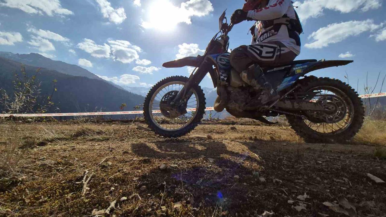 Rize Çayeli'nde Düzenlenen Türkiye Enduro ve ATV Şampiyonası Renkli Görüntülere Sahne Oldu