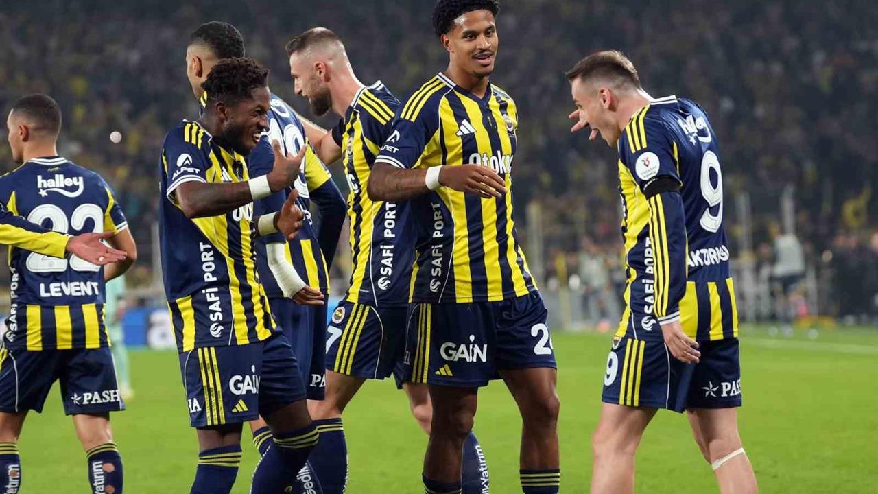 İstanbul'da Fenerbahçe, Kayserispor'u 4-1 Yenerek 4 Maçlık Galibiyet Serisi Elde Etti