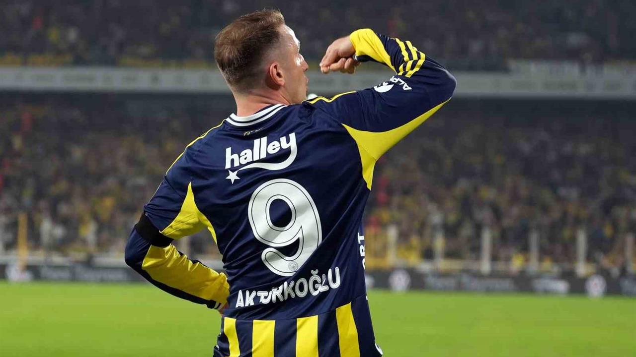 İstanbul'da Fenerbahçe'nin Kayserispor'u 4-2 Yendiği Maçta Kerem Aktürkoğlu İlk Golünü Attı