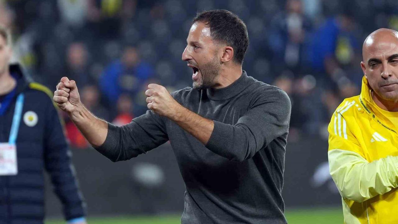 Fenerbahçe Teknik Direktörü Domenico Tedesco, Kayserispor galibiyetinin ardından tribünleri gezdi.