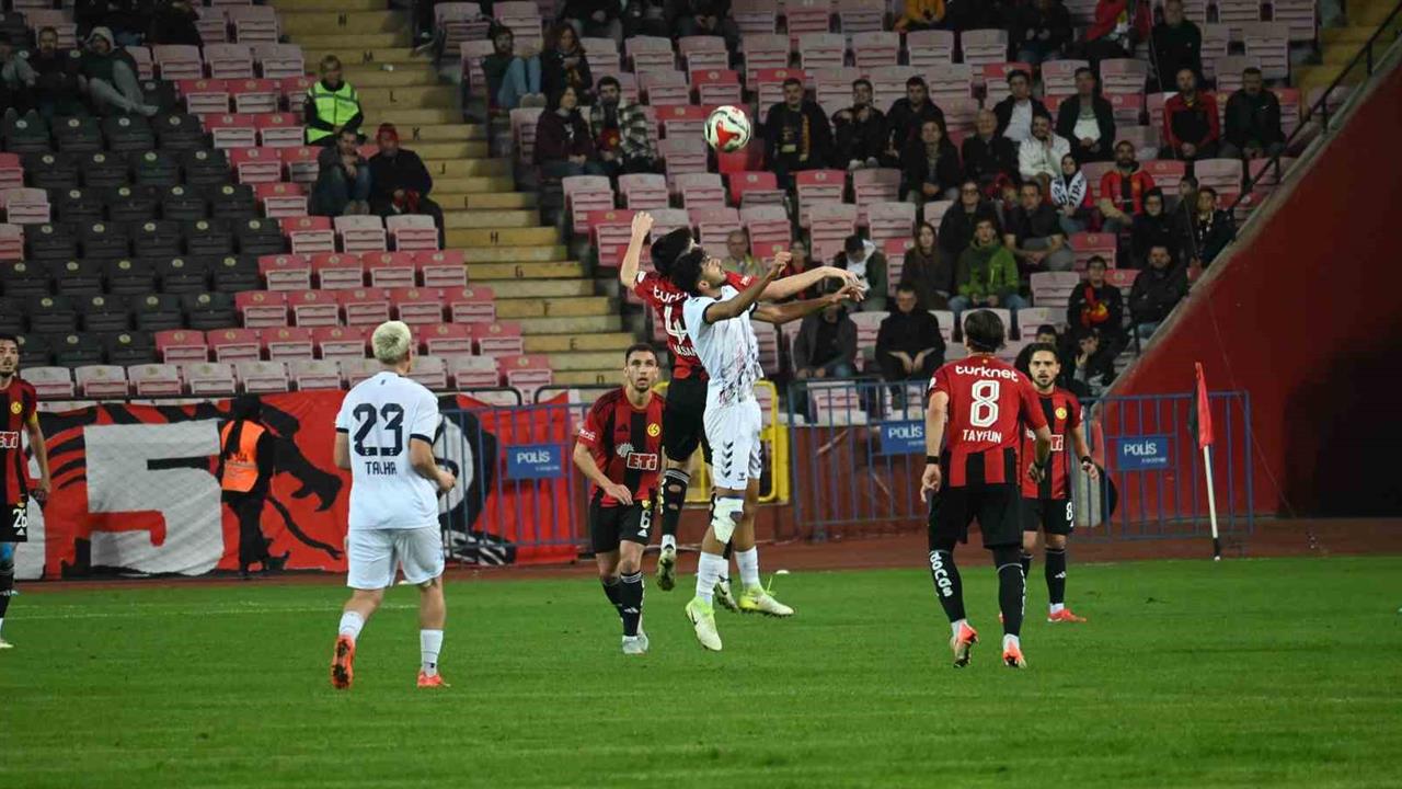 Eskişehir'de TFF 3. Lig Maçında Eskişehirspor, Söke 1970 Spor'u 2-0 Yendi
