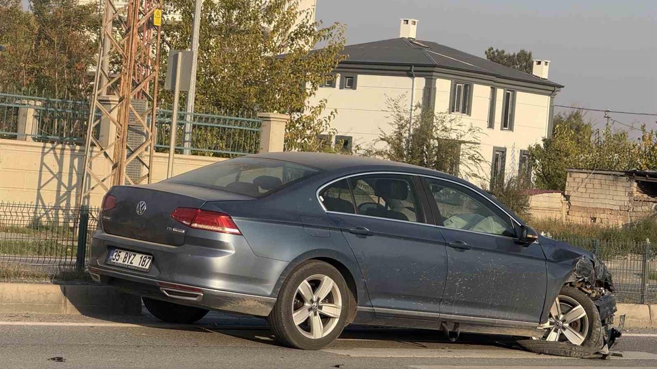 Iğdır'da İki Otomobilin Çarpıştığı Kazada Maddi Hasar Oluştu