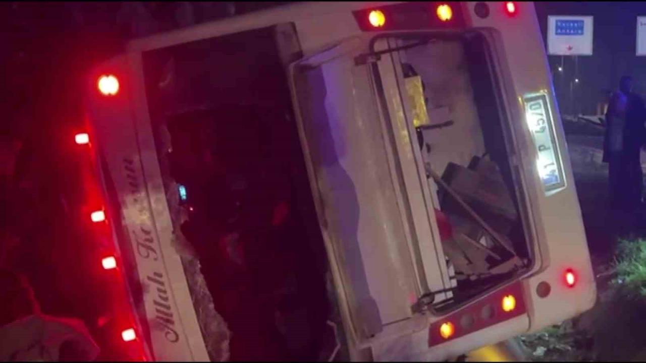 Kocaeli Gebze'de İşçi Servisi ve Otomobil Çarpıştı: 8 Yaralı