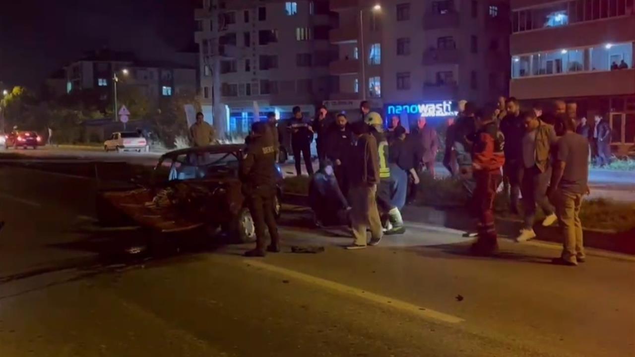 Bartın Gölbucağı'nda Kontrolden Çıkan Otomobil Elektrik Direğine Çarptı