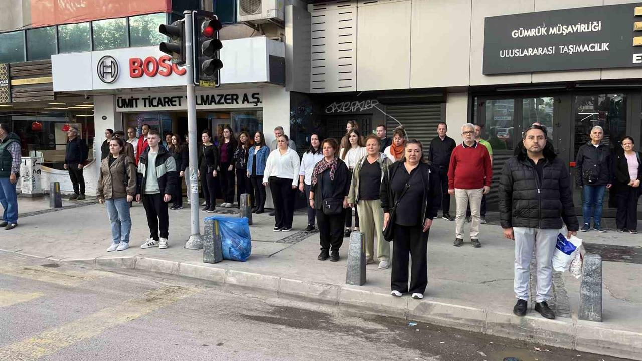 İzmir'de 87. Ölüm Yıldönümünde Atatürk'e Saygı Duruşu Yapıldı