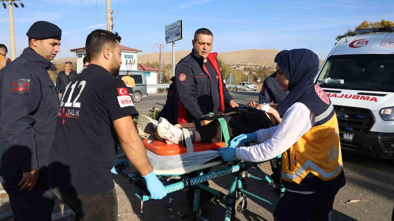 Elazığ Merkez'de Otomobilin Aydınlatma Direğine Çarpması Sonucu 6 Yaralı