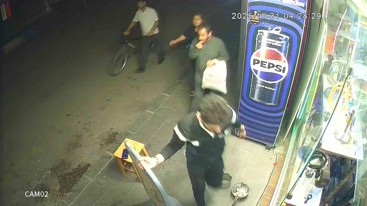 Adana Seyhan'da Çekirdek Çitlerken Cep Telefonunu Çalan Şahıs Tutuklandı