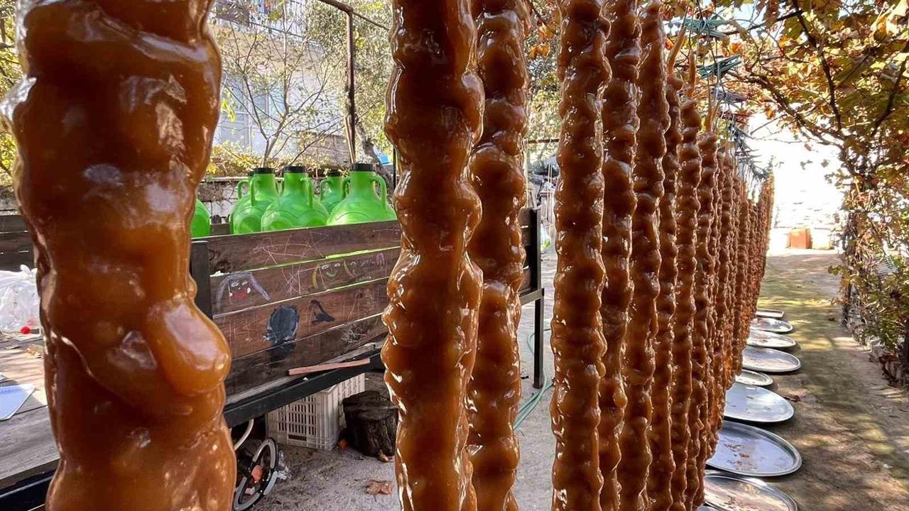 Muğla Yatağan'da Geleneksel Yöntemle Üretilen Cevizli Sucuk Büyük İlgi Görüyor