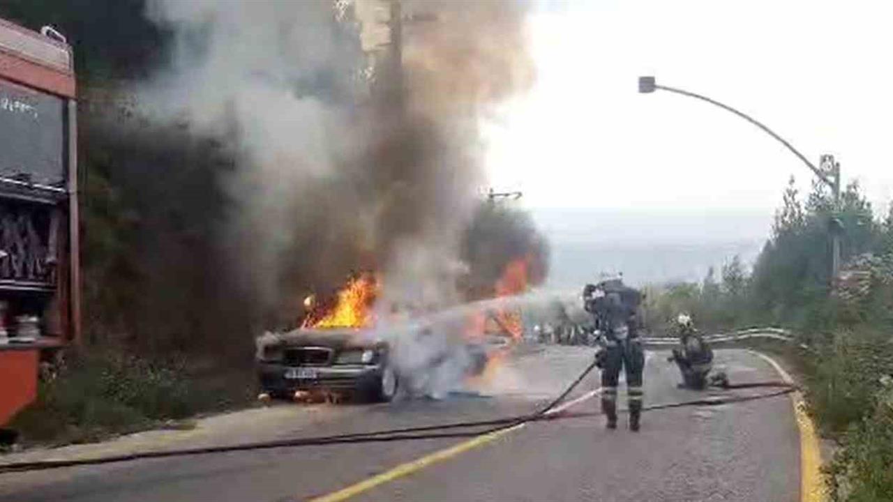 Kocaeli Kartepe'de Seyir Halindeki Otomobil Alev Alev Yandı