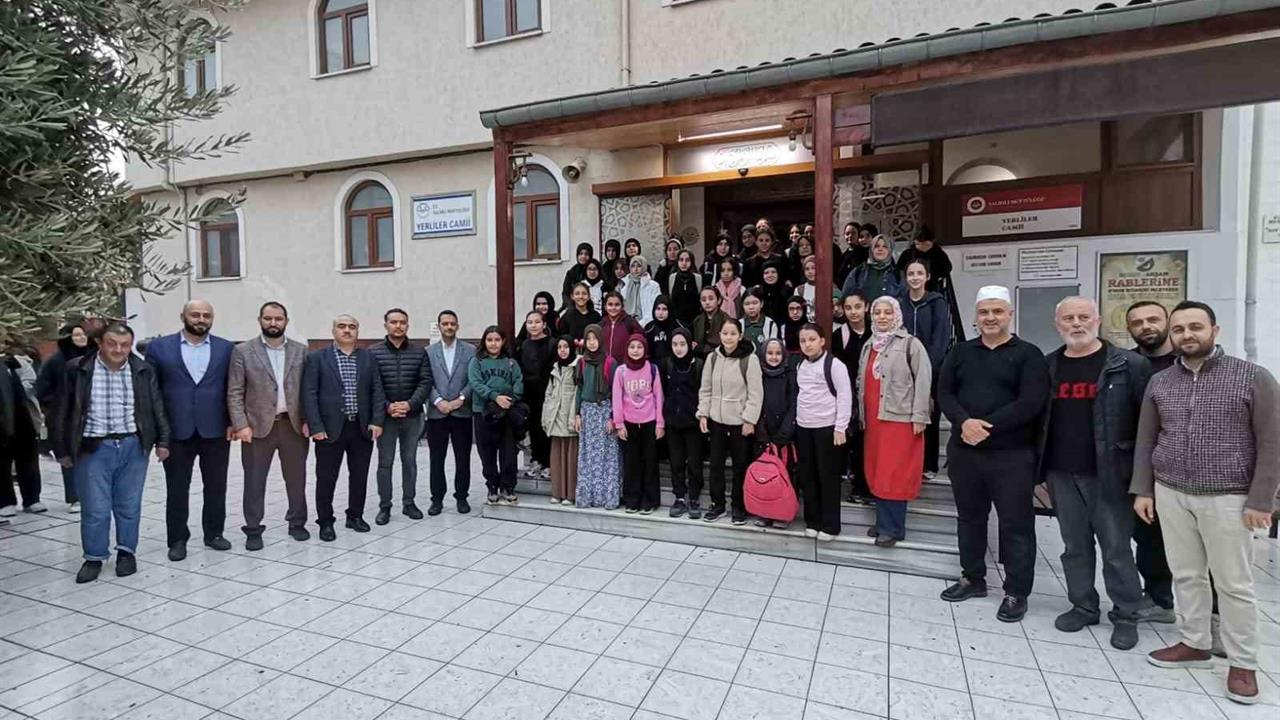 Manisa Salihli'de Vakti Kuşanmak Programında Öğrenciler Buluştu