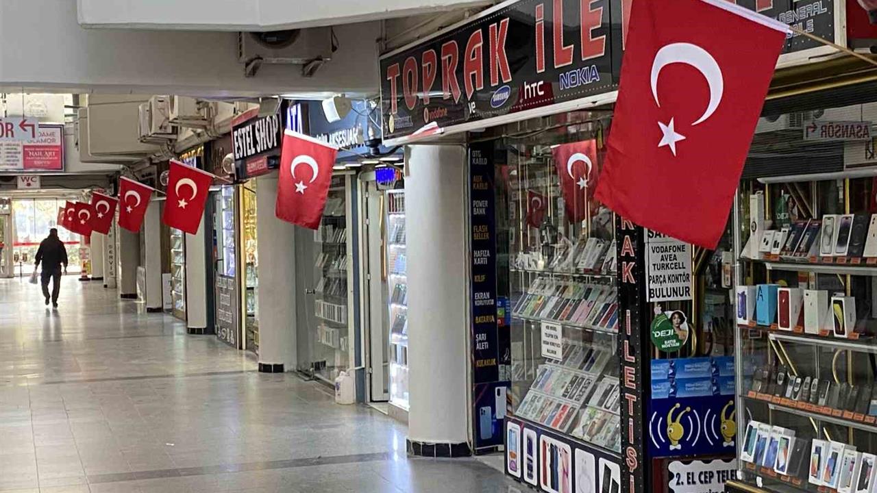 Eskişehir Taşbaşı Çarşısı'nda Dükkanlar Türk Bayraklarıyla Süslenerek Anma Yapıldı