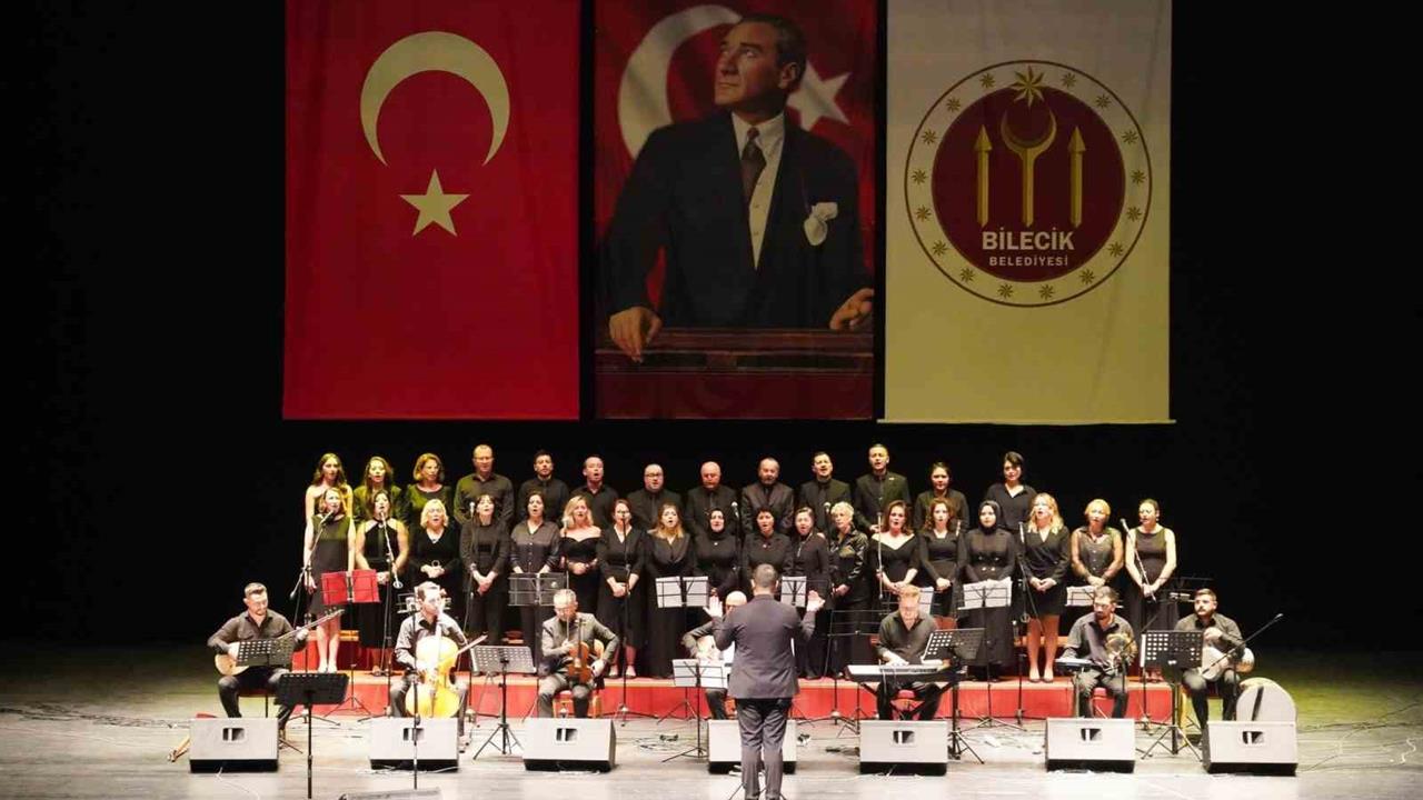 Bilecik'te Atatürk'ü Anma Programında Sevilen Şarkılar Seslendirildi