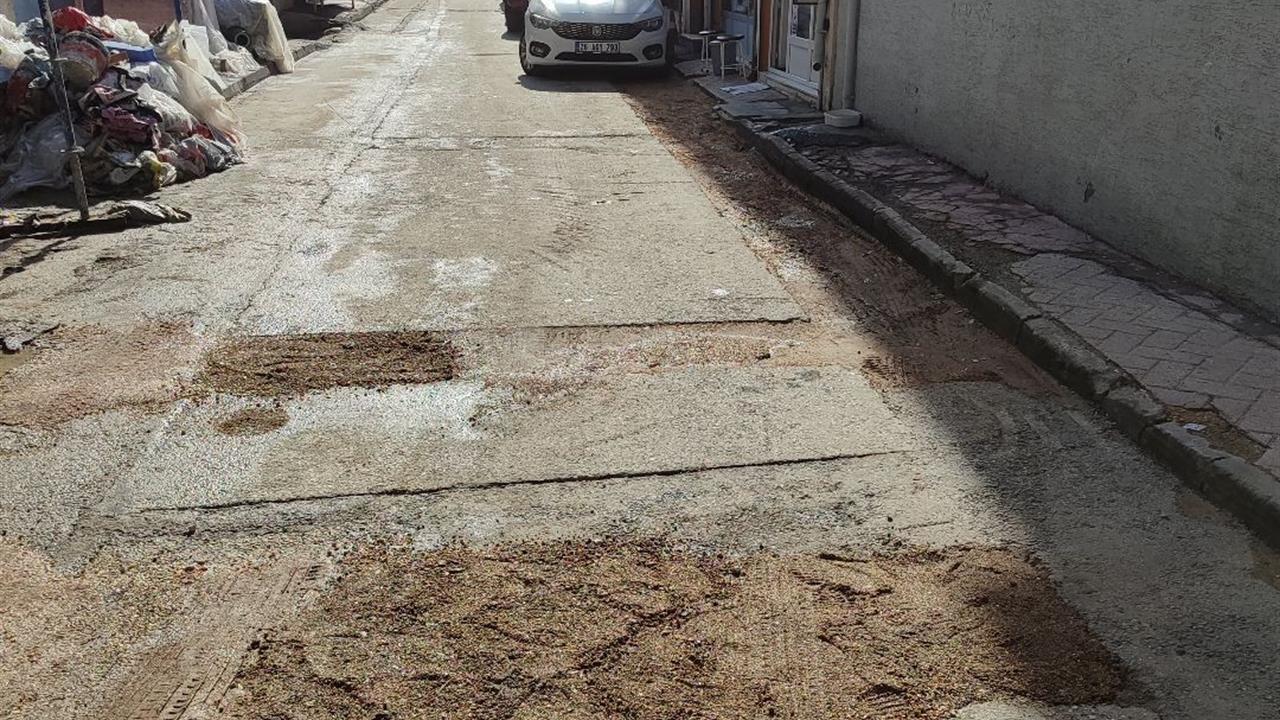 Eskişehir 71 Evler Mahallesi'nde Çukurları Vatandaşlar Dolduruyor