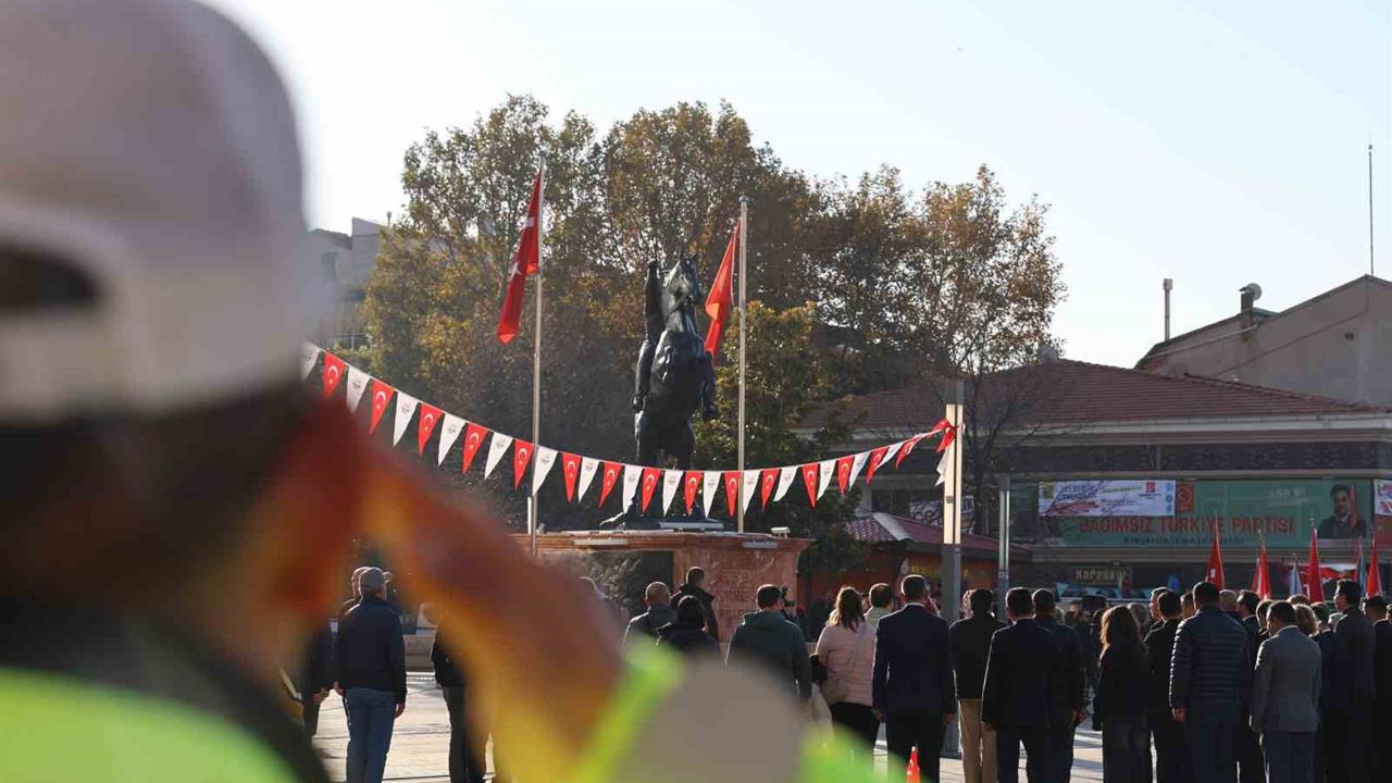 Niğde ve Kırşehir'de Atatürk İçin 2 Dakika Saygı Duruşu Yapıldı